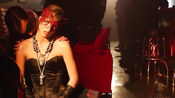 ਇੱਕ ਗੋਰੀ ਇੱਕ ਕੁੱਕੜ 'ਤੇ ਉਸ ਦੀ ਚੂਤ ਰੱਖਦਾ ਹੈ ਅਤੇ ਉਹ ਇਸ 'ਤੇ ਛਾਲ ਮਾਰਦੀ ਹੈ