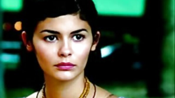 ਇੱਕ brunette ਇੱਕ ਵੱਡਾ ਮੋਟਾ pecker ਉਸ ਦੇ ਖੋਤੇ ਦੇ ਅੰਦਰ shoved ਹੋ ਰਹੀ ਹੈ