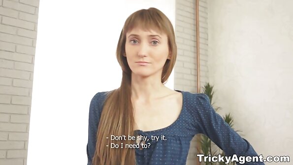 ਵੱਡੇ tits ਦੇ ਨਾਲ ਇੱਕ brunette ਸੋਫੇ 'ਤੇ ਉਸ ਦੀ ਗਿੱਲੀ ਚੂਤ licked ਹੋ ਰਹੀ ਹੈ