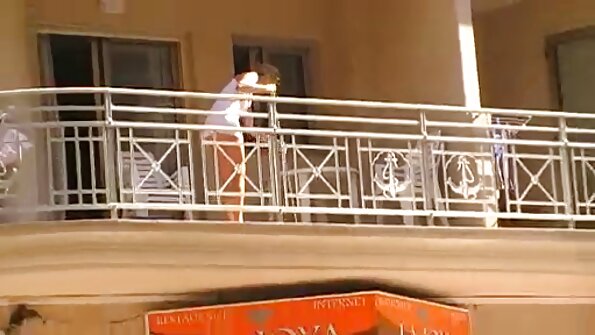 ਇੱਕ ਮੁਰਗਾ ਉਸਦੀ ਉੱਚੀ ਅੱਡੀ ਵਿੱਚ ਹੈ, ਉਸਦੇ ਸ਼ਾਨਦਾਰ ਚੂਚਿਆਂ ਅਤੇ ਤੰਗ ਚੂਤ ਨੂੰ ਪਰੇਡ ਕਰ ਰਿਹਾ ਹੈ