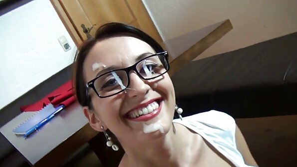 ਇੱਕ ਲੈਟੀਨਾ ਆਪਣੇ ਛਾਤੀਆਂ ਅਤੇ ਕੁੱਕੜ ਨੂੰ ਤੇਲ ਦਿੰਦੀ ਹੈ ਜਿਸ 'ਤੇ ਉਹ ਕੰਮ ਕਰ ਰਹੀ ਹੈ