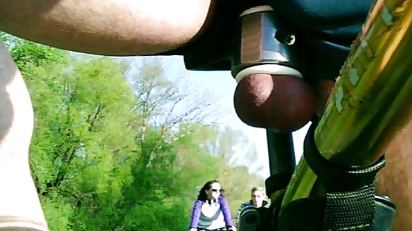 ਨੌਜਵਾਨ ਤੰਗ bitches ਨੂੰ ਪਿਆਰ ਕਰਦਾ ਹੈ, ਜੋ ਕਿ ਇੱਕ ਪੁਰਾਣੇ nasty ਔਰਤ ਮੰਜੇ 'ਤੇ ਹੈ, fucked