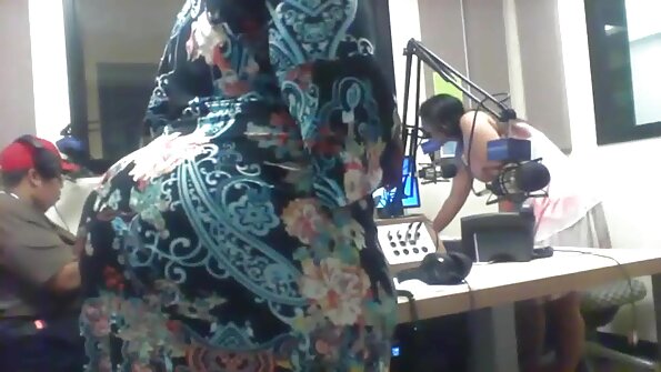 ਏਸ਼ੀਅਨ ਸਕੂਲੀ ਵਿਦਿਆਰਥਣ ਨਾਲ ਦੋ ਕਿੰਕੀ ਪ੍ਰੋਫੈਸਰਾਂ ਦੁਆਰਾ ਛੇੜਛਾੜ ਕੀਤੀ ਜਾ ਰਹੀ ਹੈ