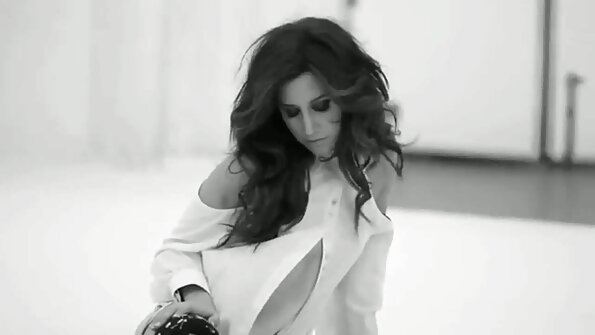 ਇੱਕ ਸਲਟ ਗੋਰੀ ਕੈਮਰੇ ਦੇ ਸਾਹਮਣੇ ਰਾਸ਼ਟਰਪਤੀ ਦੁਆਰਾ ਚੁਦਾਈ ਕਰ ਰਹੀ ਹੈ