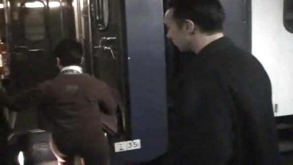 ਕੁਦਰਤੀ ਚੂਚੀਆਂ ਵਾਲੀ ਇੱਕ ਝੁੱਗੀ ਇੱਕ ਵੱਡੇ ਕੁੱਕੜ ਲਈ ਆਪਣੀਆਂ ਲੱਤਾਂ ਫੈਲਾ ਰਹੀ ਹੈ