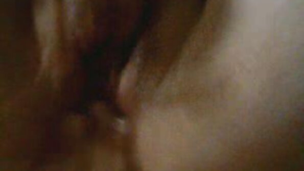 Brunette MILF ਦਾ ਪਤੀ ਅਤੇ ਉਸਦਾ ਦੋਸਤ ਉਸ ਵਿੱਚ ਡਬਲ ਘੁਸ ਜਾਂਦੇ ਹਨ