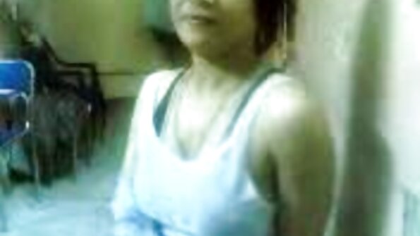 ਇੱਕ ਕਾਲਾ ਮੁਰਗਾ ਸ਼ਾਨਦਾਰ ਮਹਿਸੂਸ ਕਰਦਾ ਹੈ ਜਦੋਂ ਉਸਦਾ ਚਿੱਟਾ ਪ੍ਰੇਮੀ ਉਸਨੂੰ ਕਮ ਨਾਲ ਮਾਰਦਾ ਹੈ