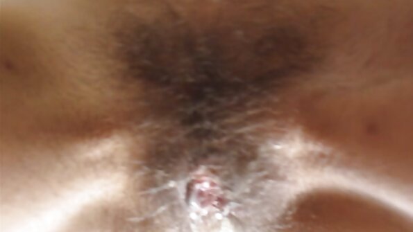 ਇੱਕ ਸ਼ਿੰਗਾਰ ਪੂਲ ਦੇ ਬਾਹਰ ਕੁਝ ਸੂਰਜ ਨੂੰ ਫੜਦਾ ਹੈ ਅਤੇ ਉਹ ਜੈਕ ਬੰਦ ਕਰਦੀ ਹੈ