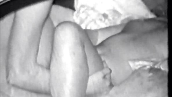 ਇੱਕ ਚੰਗੇ ਤੰਗ ਖੋਤੇ ਦੇ ਨਾਲ ਇੱਕ brunette ਇਸ ਸੋਫੇ 'ਤੇ anally fucked ਹੋ ਰਹੀ ਹੈ