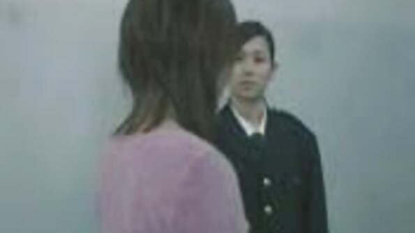 ਵੱਡੀਆਂ ਛਾਤੀਆਂ ਵਾਲੀ ਇੱਕ ਹੁਸੀਨ ਕੁੱਤੀ ਸੋਫੇ 'ਤੇ ਆਪਣੀ ਗਿੱਲੀ ਕੁੱਤੀ ਨੂੰ ਰਗੜ ਰਹੀ ਹੈ