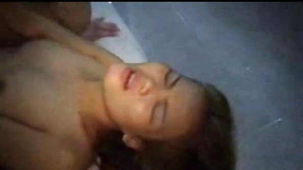 ਛੋਟੇ ਚੂਚੇ ਦੇ ਨਾਲ ਇੱਕ ਮੁਰਗੀ ਇੱਕ ਕੁੱਕੜ 'ਤੇ ਸੋਫੇ 'ਤੇ ਹੈ ਅਤੇ ਉਸ ਨੂੰ ਹਾਰਡ fucked ਹੈ