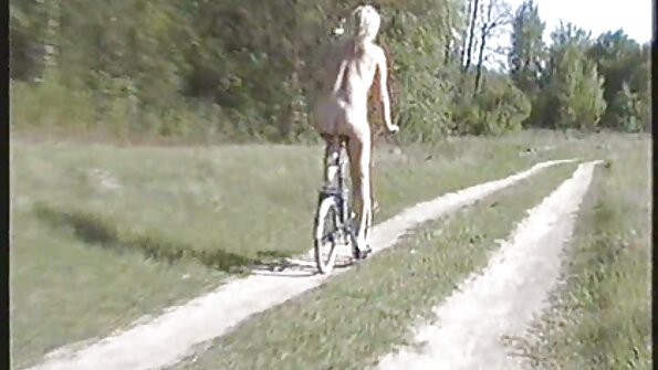 ਇੱਕ ਨੌਜਵਾਨ ਸੋਫੇ 'ਤੇ ਇੱਕ ਬੁੱਢੇ ਮੁੰਡੇ ਦੁਆਰਾ ਪ੍ਰਵੇਸ਼ ਕਰ ਰਿਹਾ ਹੈ