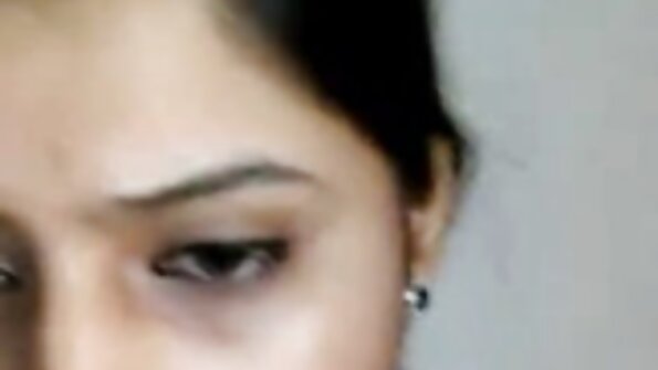 ਸੈਕਸੀ ਮੂੰਹ ਵਾਲਾ ਇੱਕ ਛੋਟਾ ਗੋਰਾ ਇੱਕ ਮੋਟੀ ਡੰਡੇ 'ਤੇ ਚੂਸ ਰਿਹਾ ਹੈ