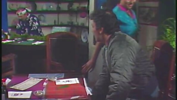 ਇੱਕ ਔਰਤ ਇੱਕ ਕਾਮੁਕ ਅਤੇ ਗਰਮ ਤਿੱਕੜੀ ਵਿੱਚ ਬਹੁਤ ਵਧੀਆ ਸਮਾਂ ਬਿਤ ਰਹੀ ਹੈ