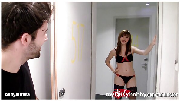 ਉਸ ਦੇ ਖੋਤੇ ਵਿੱਚ ਕੁੱਕੜ ਨੂੰ ਪਿਆਰ ਕਰਦਾ ਹੈ, ਜੋ ਕਿ ਇੱਕ ਨੌਜਵਾਨ slut anally fucked ਹੋ ਰਹੀ ਹੈ