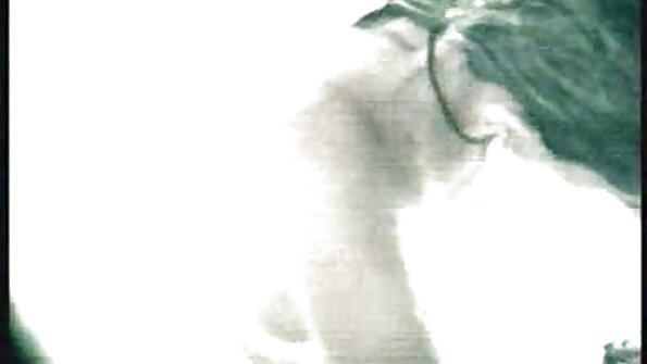 ਇੱਕ ਸੈਕਸੀ ਛੋਟੇ ਖੋਤੇ ਦੇ ਨਾਲ ਇੱਕ ਗੋਰਾ ਕਲਾਸਰੂਮ ਵਿੱਚ ਇੱਕ ਤਿੱਕੜੀ ਵਿੱਚ ਹੈ
