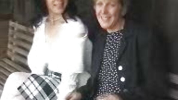 ਇੱਕ brunette ਉਸਦੀ ਚੂਤ ਦੇ ਅੰਦਰ ਬਹੁਤ ਸਾਰਾ ਕਮ ਪ੍ਰਾਪਤ ਕਰਦਾ ਹੈ ਕਿਉਂਕਿ ਉਸਨੂੰ ਇਹ ਪਸੰਦ ਹੈ