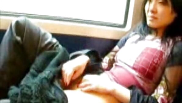 ਵਿਸ਼ਾਲ ਕੁਦਰਤੀ tits ਦੇ ਨਾਲ ਇੱਕ brunette ਉਸ ਦੇ ਗਧੇ ਥੱਪੜ ਹੋ ਰਹੀ ਹੈ