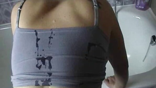 ਉਸ ਦੇ ਪੈਂਟੀਹੋਜ਼ ਵਿੱਚ ਇੱਕ ਮੁਰਗੀ ਵੱਡੀਆਂ ਡਿੱਕਾਂ ਨਾਲ ਪ੍ਰਵੇਸ਼ ਕਰ ਰਹੀ ਹੈ