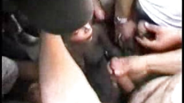 ਇੱਕ ਸੈਕਸੀ ਨੀਲੀ ਕੁੜੀ ਨੂੰ ਉਸ ਦੇ ਆਦਮੀ ਦੁਆਰਾ ਇੱਕ ਗਰਮ ਤਿੱਕੜੀ ਵਿੱਚ fucked ਹੈ