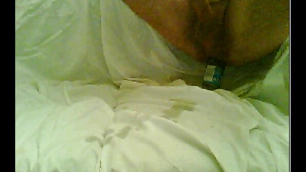 ਇੱਕ ਚੰਗੇ ਖੋਤੇ ਦੇ ਨਾਲ ਇੱਕ ਪਤਲੀ ਕੁੱਤੀ ਕੈਮਰੇ ਦੇ ਨੇੜੇ fucked ਹੋ ਰਹੀ ਹੈ