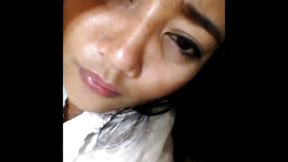 ਐਥਲੈਟਿਕ ਆਦਮੀ ਵੱਡੇ ਚੂਚਿਆਂ ਦੇ ਨਾਲ ਸ਼ਾਨਦਾਰ MILF ਦੀਆਂ ਗੁਦਾ ਲੋੜਾਂ ਨੂੰ ਪੂਰਾ ਕਰਦਾ ਹੈ