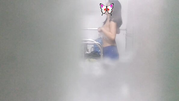 ਮਸਾਜ ਮੇਜ਼ 'ਤੇ ਬੇਬੇ ਦੋ ਸੁੰਦਰੀਆਂ ਦੁਆਰਾ ਖੁਸ਼ ਹੈ