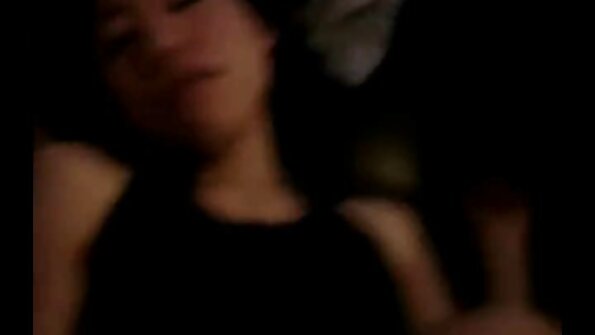 ਗੋਰੀ ਦੀ ਖੋਤੀ ਉਸ ਵੱਡੇ ਕੁੱਕੜ ਦੁਆਰਾ ਚੌੜੀ ਕੀਤੀ ਜਾ ਰਹੀ ਹੈ