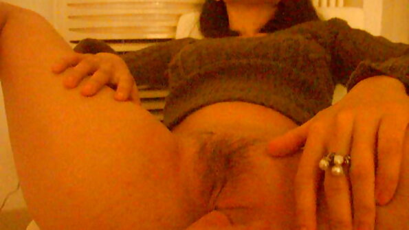 ਮੁੰਡਾ ਬਿਸਤਰੇ 'ਤੇ ਵੱਡੇ ਨਾਰੀਅਲ ਦੇ ਨਾਲ MILF ਨੂੰ ਫੱਕਦਾ ਹੈ ਅਤੇ ਉਸਦਾ ਸਮਾਂ ਖਤਮ ਕਰਨ ਵਿੱਚ ਮਦਦ ਕਰਦਾ ਹੈ