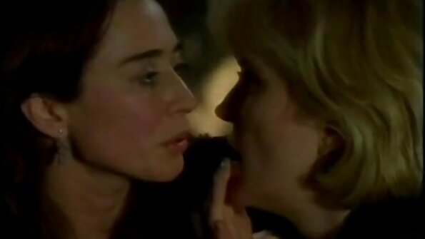 ਇੱਕ ਗੋਰੀ ਨੁਕੀਲੇ ਨਿੱਪਲਾਂ ਨਾਲ ਆਪਣੀ ਸਹੇਲੀ ਤੋਂ ਪੈਂਟੀ ਹਟਾਉਂਦੀ ਹੈ