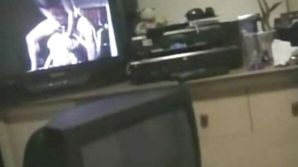 ਇੱਕ ਕਾਲਜ ਦੀ ਕੁੜੀ ਆਪਣੀ ਖੋਤੇ ਅਤੇ ਚੂਤ ਨੂੰ ਚੱਟ ਰਹੀ ਹੈ