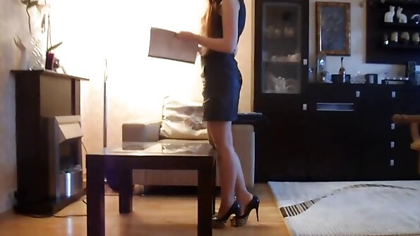 ਇੱਥੇ ਬਾਥਟਬ ਵਿੱਚ ਇੱਕ ਮਿੱਠੀ ਝੁੱਗੀ ਆਪਣੀ ਚੂਤ ਨਾਲ ਖੇਡ ਰਹੀ ਹੈ