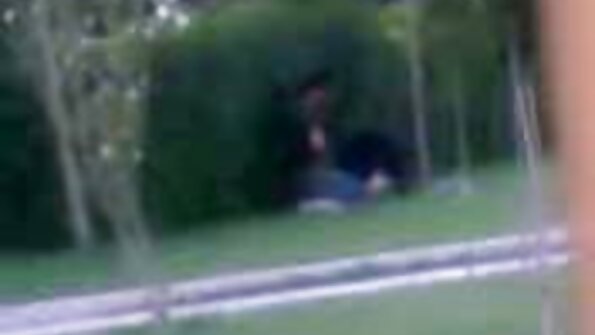 Brunette ਆਪਣੇ ਕੱਪੜੇ ਉਤਾਰ ਰਹੀ ਹੈ ਅਤੇ ਆਪਣੇ ਕੁਦਰਤੀ ਸਰੀਰ ਨੂੰ ਪ੍ਰਦਰਸ਼ਿਤ ਕਰ ਰਹੀ ਹੈ