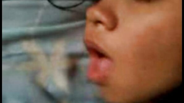 ਕੁੱਕੜ ਨੂੰ ਪਿਆਰ ਕਰਦਾ ਹੈ, ਜੋ ਕਿ ਇੱਕ ਵੱਡੇ ਖੋਤੇ ਕਾਲੇ ਚੂਚੇ ਨੂੰ ਇੱਕ ਚਿੱਟੇ ਇੱਕ ਦੁਆਰਾ fucked ਹੋ ਰਹੀ ਹੈ