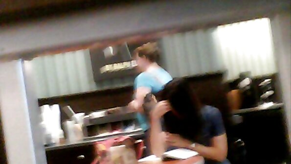 ਇੱਕ ਗਰਮ ਗੋਲ ਗਧੇ ਦੇ ਨਾਲ ਇੱਕ ਗੋਰਾ ਉਸ ਦੇ ਗਿੱਲੇ ਚੂਤ ਬੁੱਲ੍ਹਾਂ ਦੀ ਮਾਲਸ਼ ਕਰ ਰਿਹਾ ਹੈ