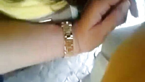 ਲੰਬੇ ਵਾਲਾਂ ਵਾਲਾ ਇੱਕ ਗੋਰਾ ਬਾਗ਼ ਵਿੱਚ ਹੈ, ਚੱਟਿਆ ਅਤੇ fucked