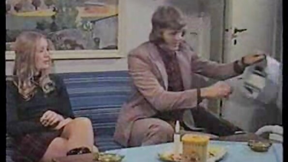 ਇੱਕ ਵਧੀਆ ਖੋਤੇ ਦੇ ਨਾਲ ਇੱਕ brunette ਕੁੱਕੜ ਚੂਸਣ ਦਾ ਇੱਕ ਬਹੁਤ ਸਾਰਾ ਕਰ ਰਿਹਾ ਹੈ