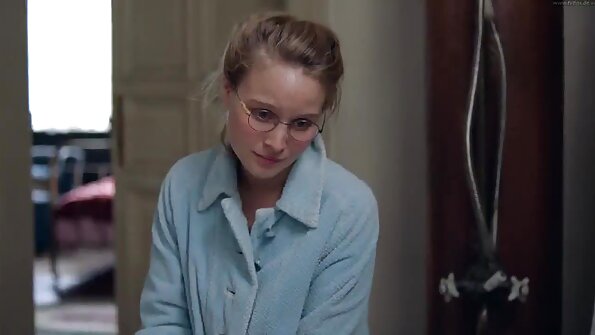 ਮਨਮੋਹਕ ਬਰੀਨੇਟ ਕਿਆਰਾ ਇੱਕ ਵੱਡੇ ਪੈਕਰ ਦੀ ਸਵਾਰੀ ਕਰ ਰਹੀ ਹੈ