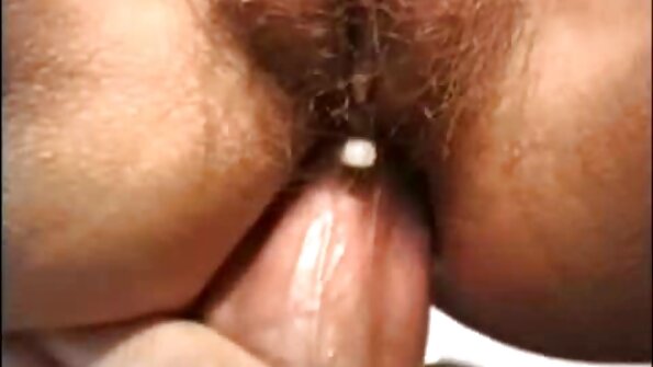 ਬਾਸਕਟਬਾਲ ਖੇਡਣ ਤੋਂ ਬਾਅਦ ਅੰਨਾ ਬੇਲ ਪੀਕਸ ਰਿਆਨ ਮੈਕਲੇਨ ਨੂੰ ਗਧੇ ਦਿੰਦੀ ਹੈ