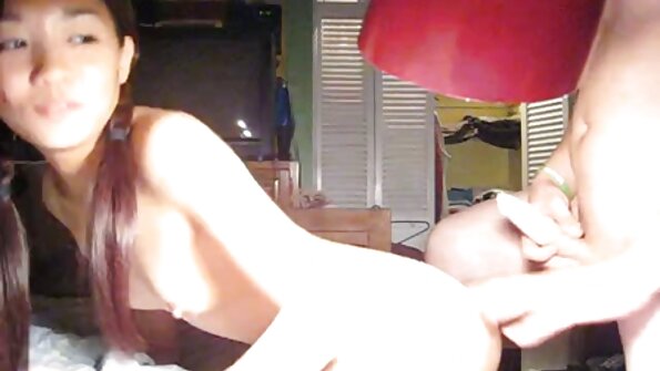 ਫੁੱਲੇ ਹੋਏ ਨਿੱਪਲਾਂ ਵਾਲਾ ਇੱਕ ਹਾਰਡਕੋਰ ਗੋਰਾ ਇੱਕ ਥ੍ਰੀਸਮ ਕਰਵਾ ਰਿਹਾ ਹੈ