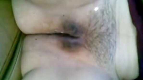 ਇੱਕ ਇਕੱਲੀ ਕੁੜੀ ਬਲੂਨੇਟ ਜੋ ਉਸਦੀ ਚੂਤ ਨੂੰ ਛੇੜਨਾ ਪਸੰਦ ਕਰਦੀ ਹੈ ਅਸਲ ਵਿੱਚ ਪਿਆਰੀ ਲੱਗ ਰਹੀ ਹੈ