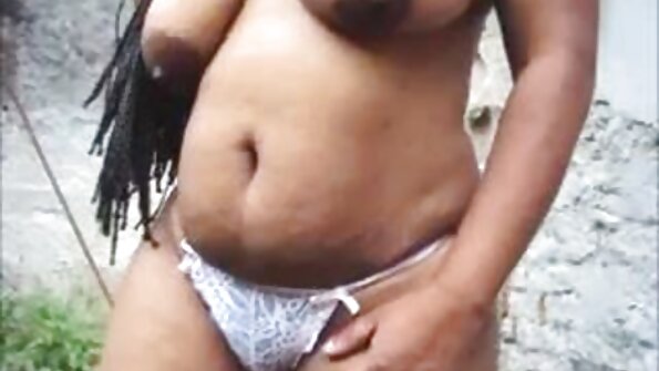 ਇੱਕ ਸ਼ੇਵਡ cunt ਦੇ ਨਾਲ ਇੱਕ ਮਿੱਠੀ slut ਇੱਕ dildo ਦੁਆਰਾ ਉਸ ਦੀ ਚੂਤ ramming ਹੈ