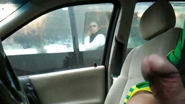 ਇੱਕ ਗੋਰੀ ਅਤੇ ਇੱਕ brunette ਦੇ ਨਾਲ ਇੱਕ ਤਿੱਕੜੀ ਗੁਦਾ ਦੇ ਨਾਲ ਇੱਕ ਜੰਗਲੀ ਮੋੜ ਲੈਂਦਾ ਹੈ