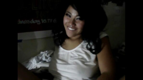 ਵੱਡੀਆਂ ਨਕਲੀ ਛਾਤੀਆਂ ਵਾਲੀ ਸੁਨਹਿਰੀ ਮਿਕਸ ਆਪਣੇ ਪਤੀ ਨੂੰ ਧੋਖਾ ਦੇ ਰਹੀ ਹੈ