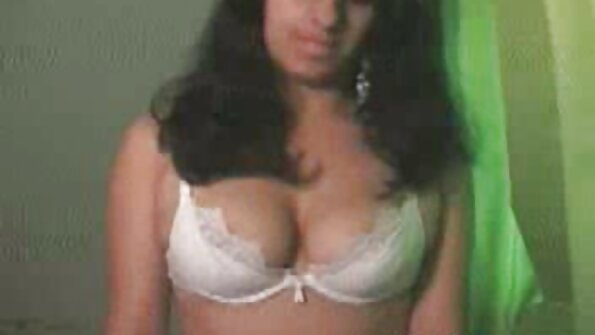 ਬਲੌਂਡ ਉਸ ਫੇਡ ਡਿਕ ਦੀ ਸਵਾਰੀ ਕਰਦੇ ਹੋਏ ਆਪਣੇ ਗਧੇ ਨੂੰ ਰਗੜਦਾ ਹੈ