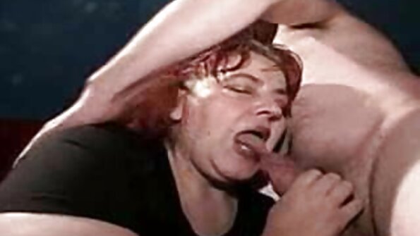 ਇੱਕ ਸ਼ੇਵ ਚੂਤ ਦੇ ਨਾਲ ਸੁਨਹਿਰਾ ਉਸ 'ਤੇ ਕੁਝ ਗੁਦਾ ਕੰਮ ਕੀਤਾ ਮਹਿਸੂਸ ਕਰ ਰਿਹਾ ਹੈ