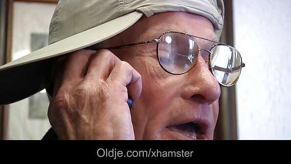 ਸੁਨਹਿਰੀ ਰੰਗ ਦੇ ਗੋਰੇ, ਵੱਡੇ ਛਾਤੀਆਂ ਨਾਲ ਕੈਟ ਡਾਇਰ ਇੱਕ ਵੱਡੇ ਸਲੌਂਗ ਦੀ ਸਵਾਰੀ ਕਰ ਰਿਹਾ ਹੈ