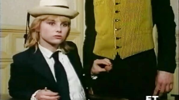 ਬੰਧੂਆ ਸੁਨਹਿਰਾ ਪਾਗਲ brunette ਮਾਲਕਣ ਦੁਆਰਾ ਦੁਰਵਿਵਹਾਰ ਕੀਤਾ ਜਾ ਰਿਹਾ ਹੈ