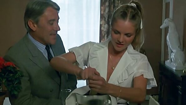 ਉਸ ਕਾਲੇ ਸਟੱਡ ਨੂੰ ਸਾਂਝਾ ਕਰਦੇ ਹੋਏ Brunette ਔਰਤਾਂ ਇੱਕ ਦੂਜੇ ਨੂੰ ਚੱਟ ਰਹੀਆਂ ਹਨ