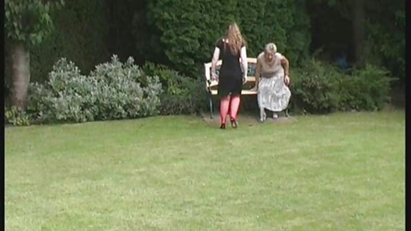 ਇੱਕ ਬੇਬੀ ਜਿਸਦੇ ਵੱਡੇ ਉਛਾਲ ਵਾਲੇ ਛਾਤੀਆਂ ਹਨ ਲਿੰਗ 'ਤੇ ਆਪਣਾ ਗਰਮ ਮੂੰਹ ਕੰਮ ਕਰ ਰਹੀ ਹੈ